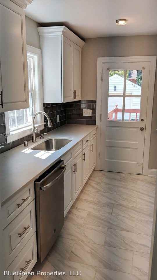 312 Chenoweth Ln - Photo 3 of 34