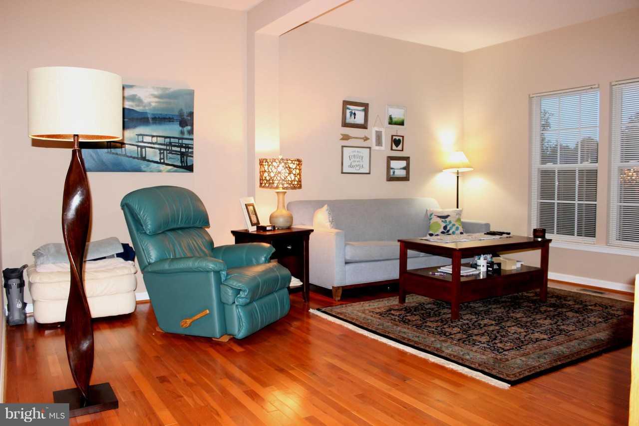 10168 Elgin Way - Photo 3 of 30
