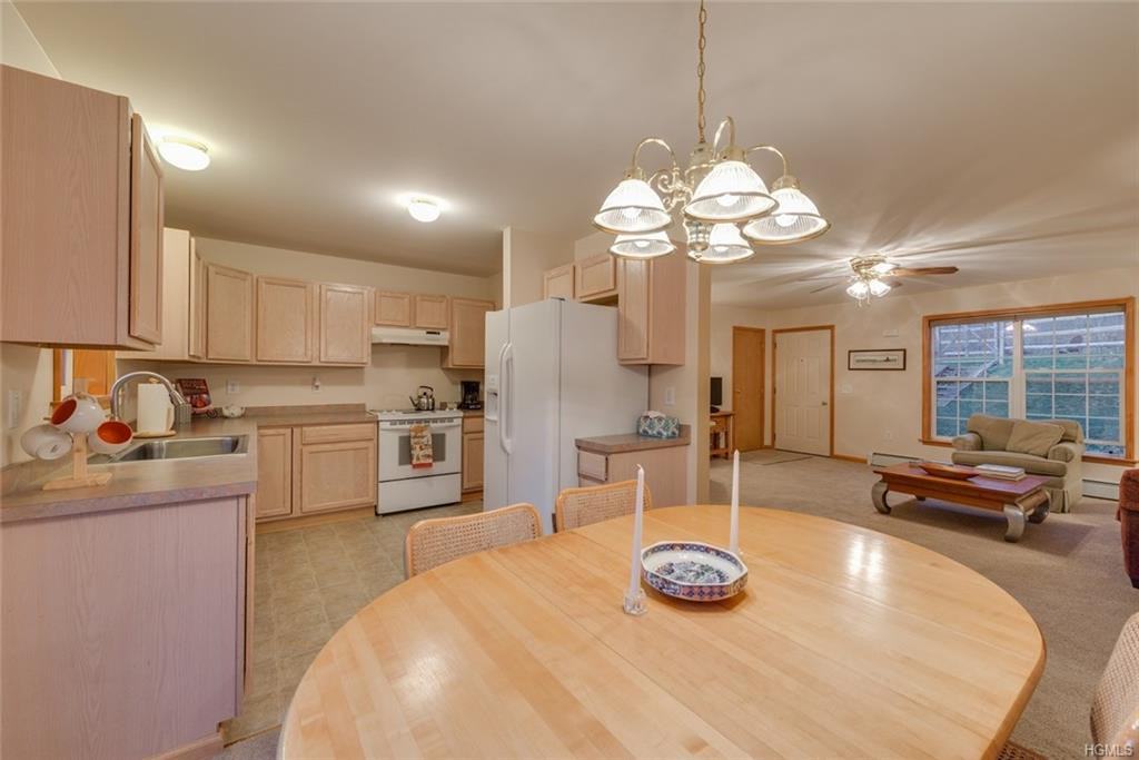 40 Walmer Ln - Photo 3 of 11