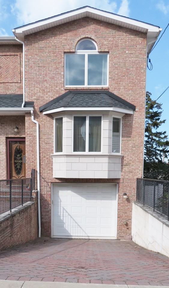 733 Chestnut St - Photo 2 of 6