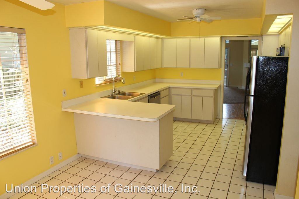 1730 NW 16 Pl - Photo 3 of 17