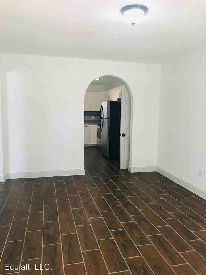 1125 W 8th St - Photo 3 of 20