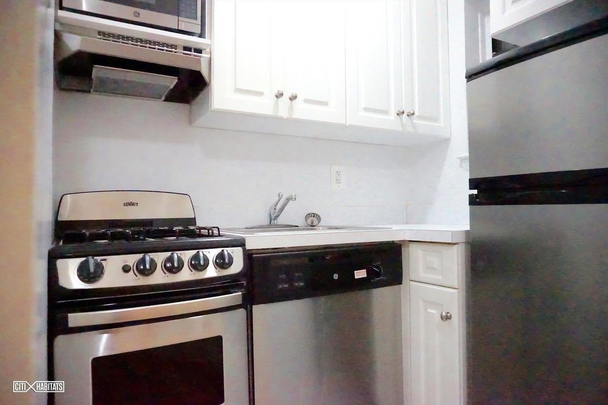 York Ave & E 85th St #3B