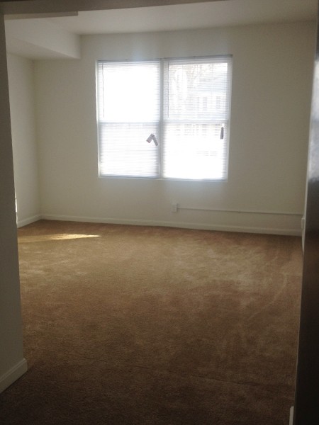 2210 Roslyn Ave - Photo 2 of 7