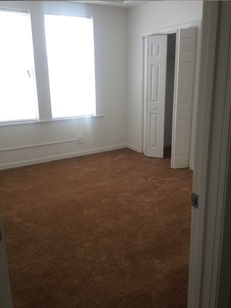 2210 Roslyn Ave - Photo 3 of 7