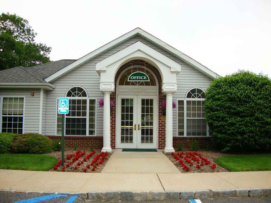 Riverhead Landing II - Photo 3 of 18