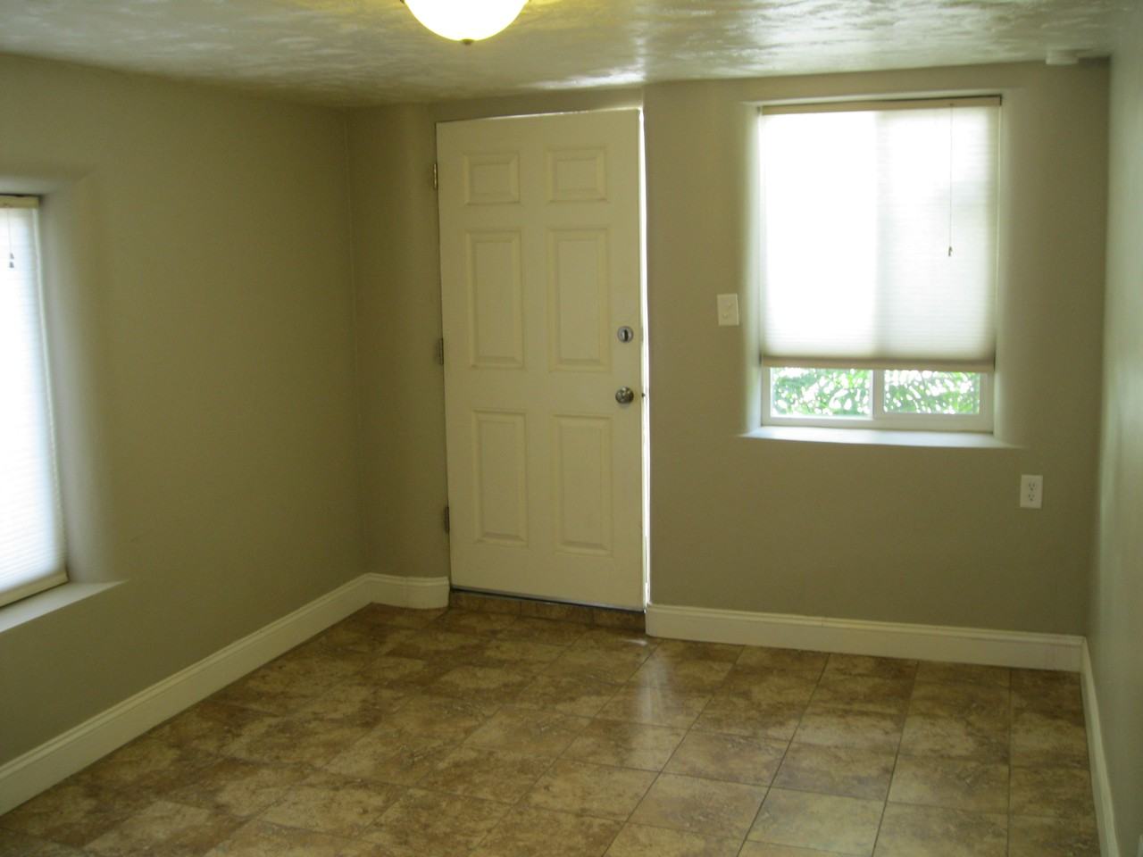 357 S Wells Ave - Photo 2 of 8