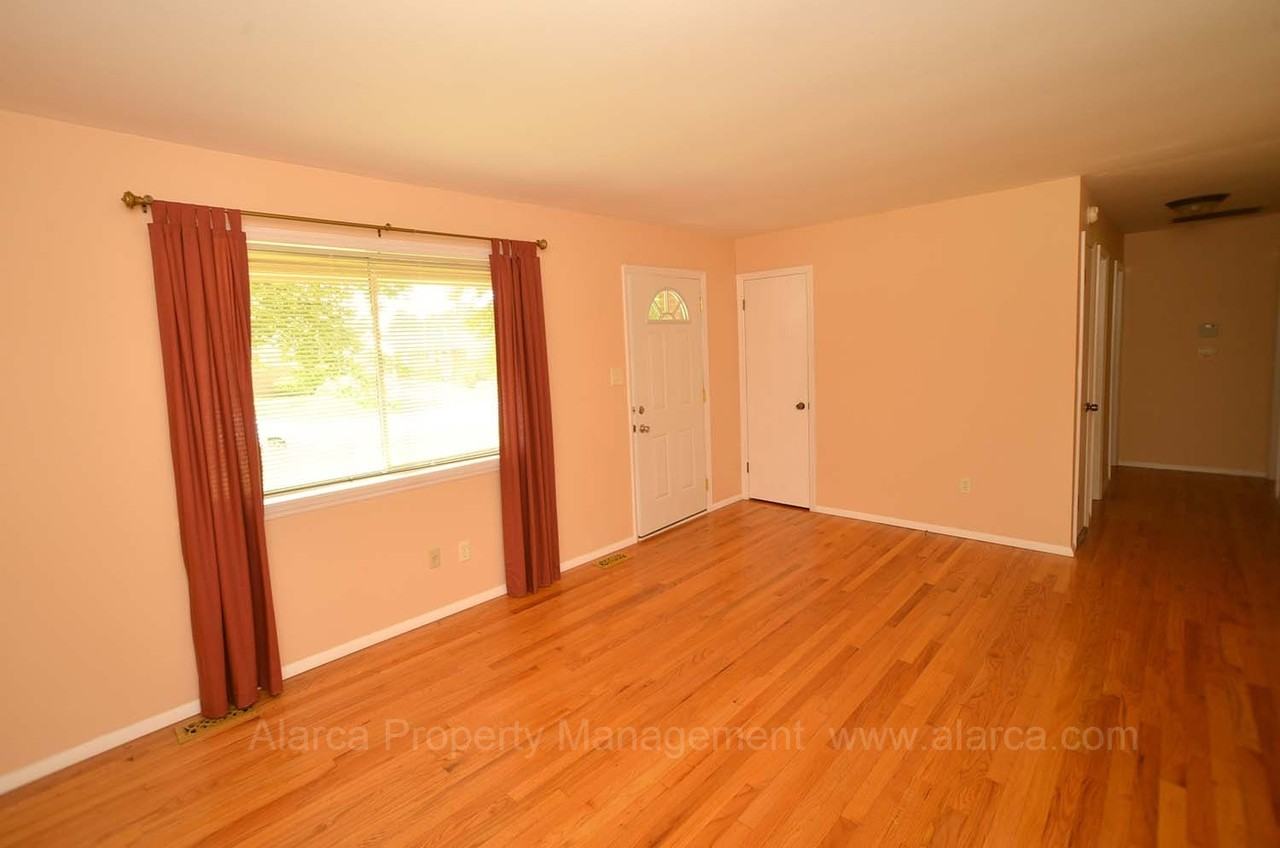 4717 Monmouth Dr - Photo 3 of 11