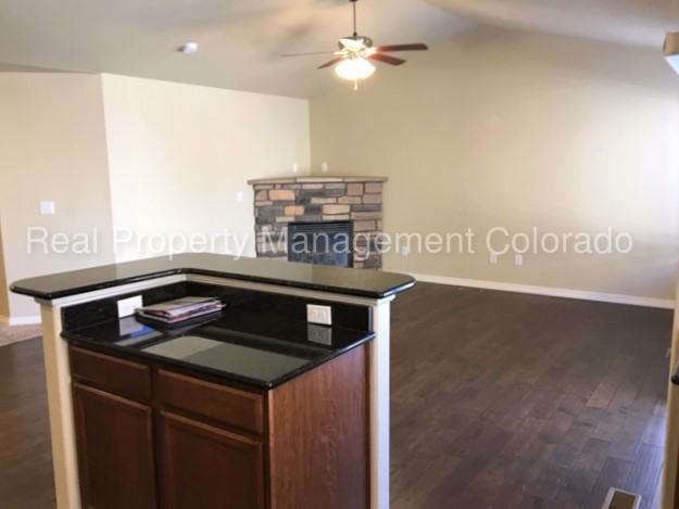 874 Deschutes Dr - Photo 3 of 31