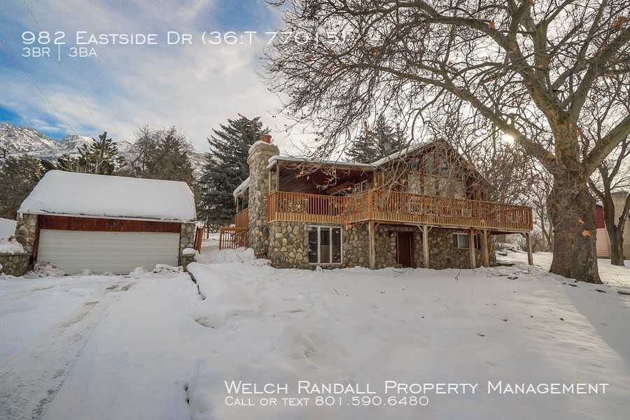 982 Eastside Dr - Photo 2 of 5