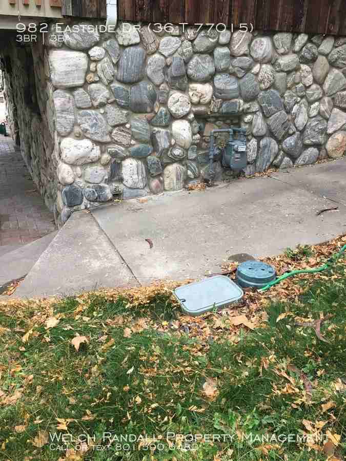 982 Eastside Dr - Photo 3 of 5