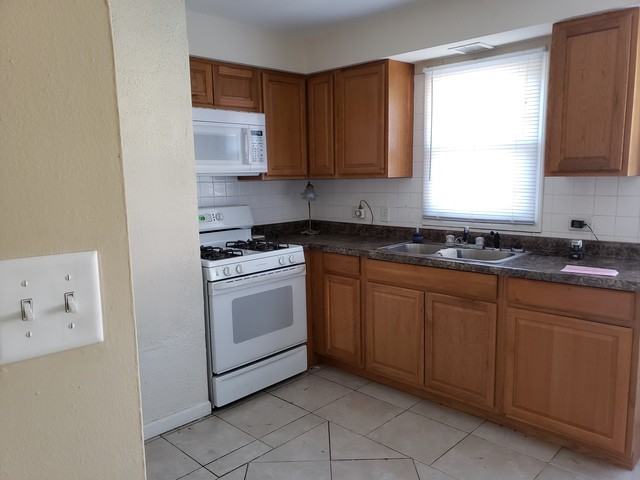 544 W 16th St - Photo 3 of 13