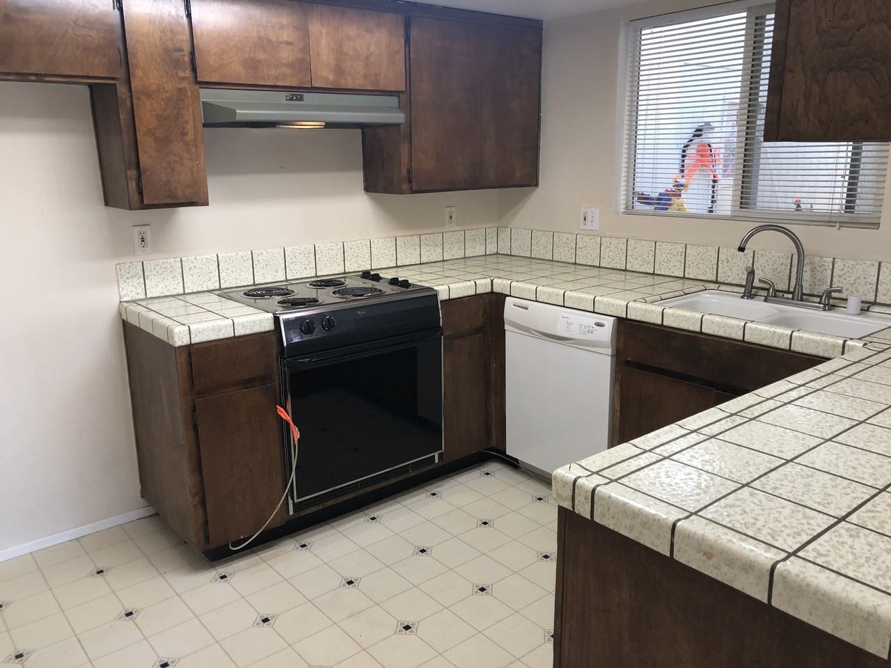 855 Preston Ave - Photo 3 of 10