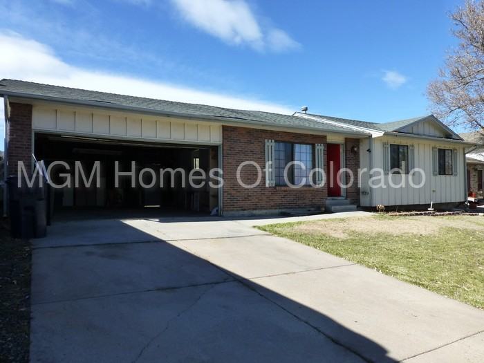 4835 S Taft St - Photo 2 of 12