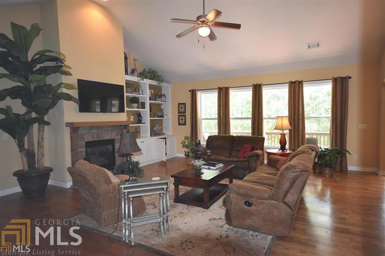 70 Mulberry Dr - Photo 3 of 10