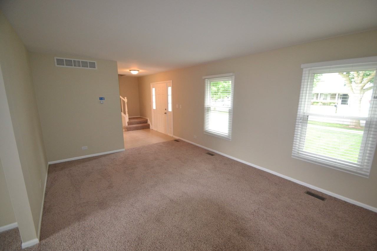 2328 Hartford Ct - Photo 2 of 14