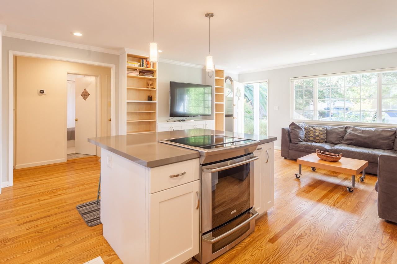 440 Eighth Avenue - Photo 3 of 18