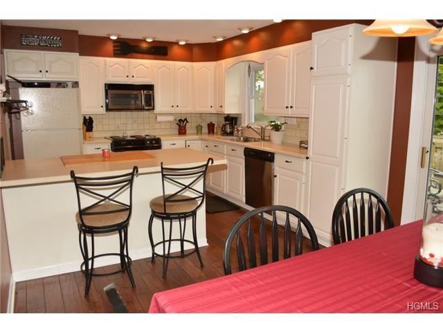 114 Putnam Dr - Photo 2 of 21