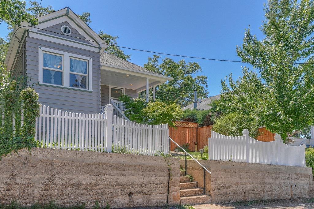 97 Dennis St - Photo 2 of 19