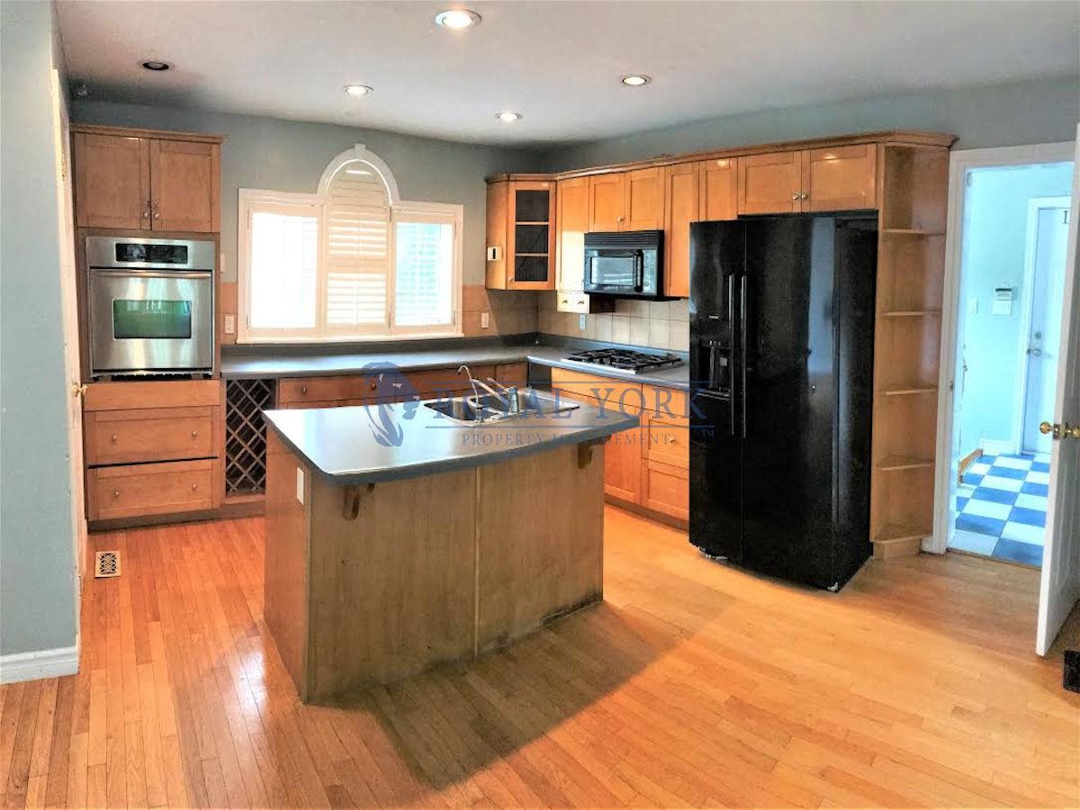 15746 Hurontario St - Photo 3 of 5