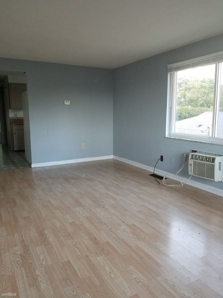 111 Bennington Dr - Photo 2 of 8