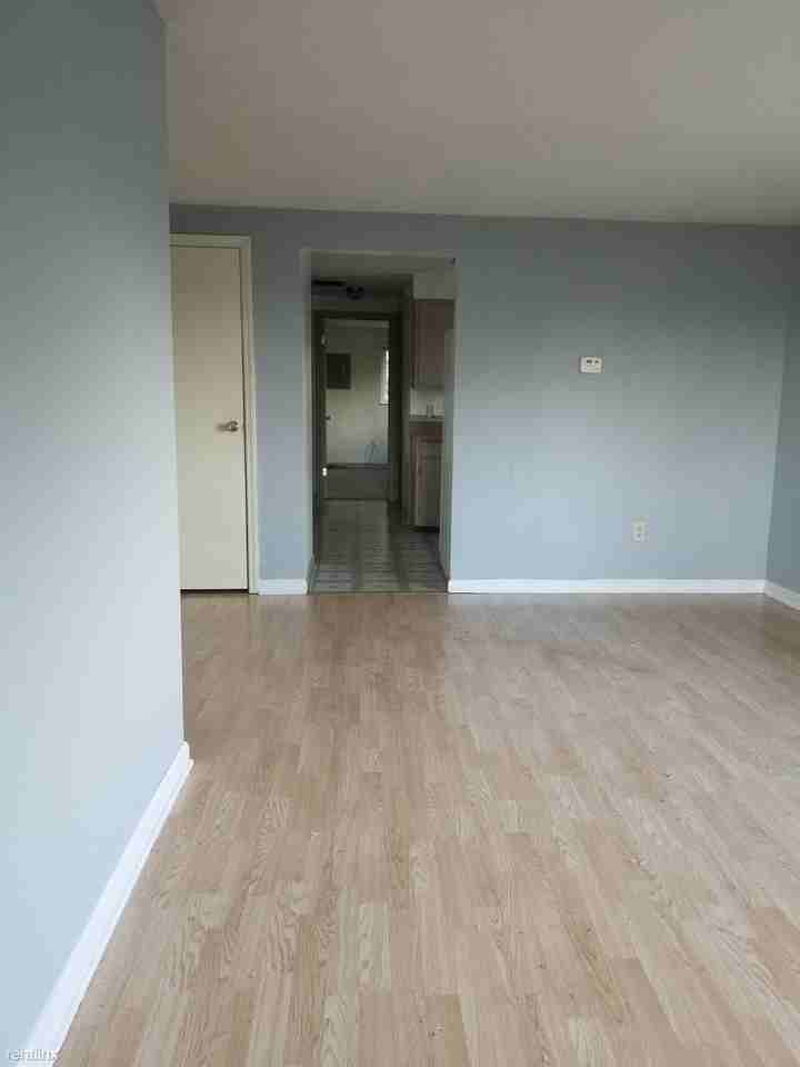 111 Bennington Dr - Photo 3 of 8