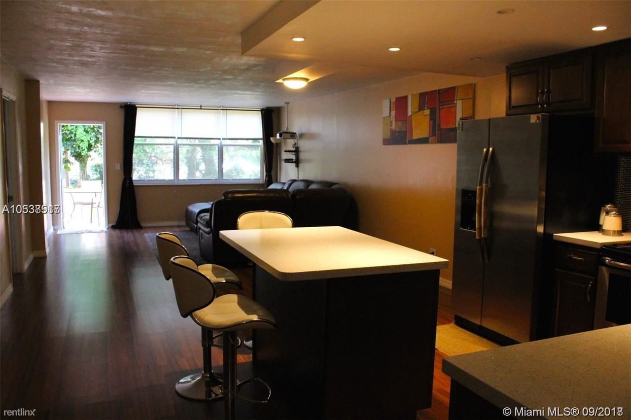 445 NE 195th St - Photo 3 of 7