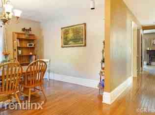 320 Madison Ave SE - Photo 3 of 12