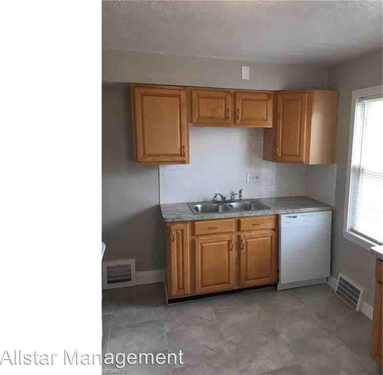 9100 Beech Ave - Photo 2 of 13