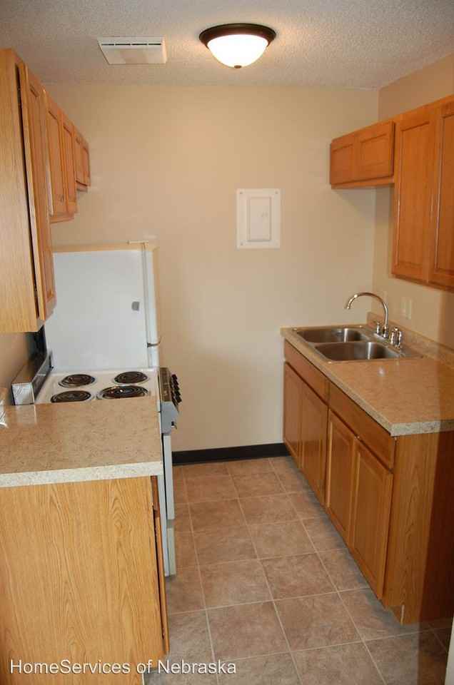 1616 E St - Photo 2 of 13