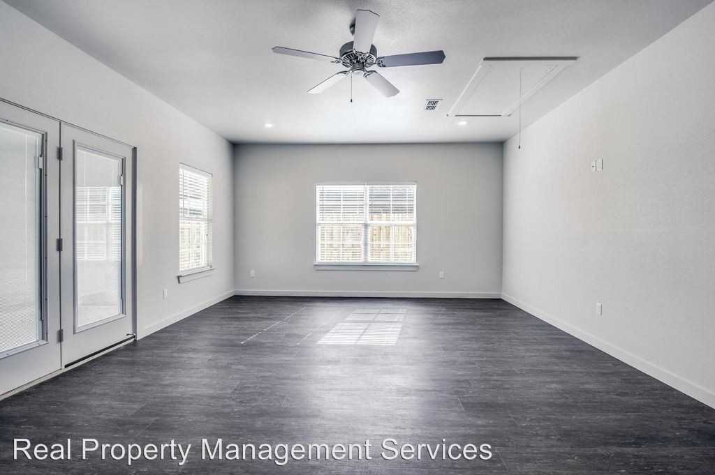 2106 9th St - Photo 3 of 6