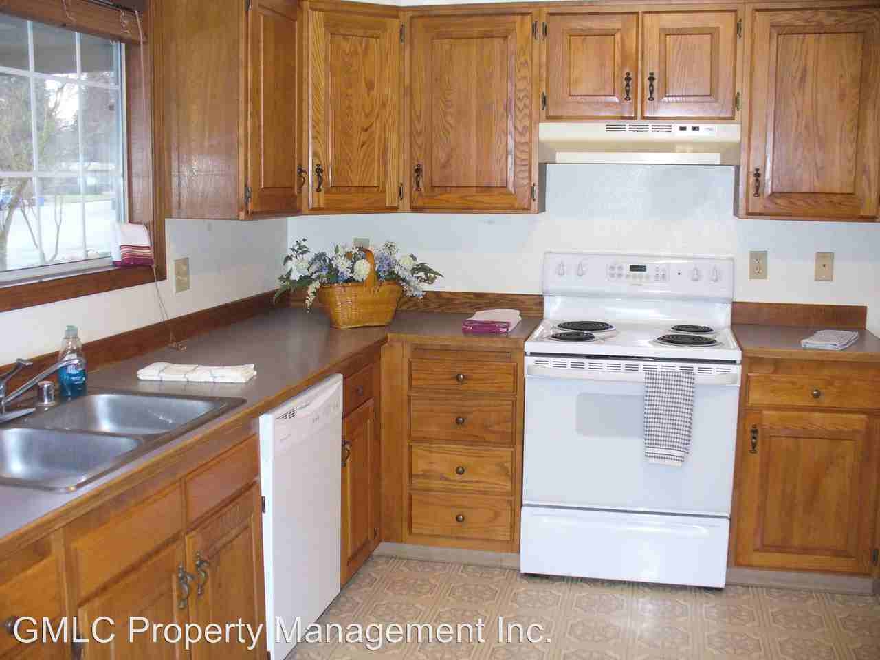 9213 NE 68th St - Photo 3 of 7