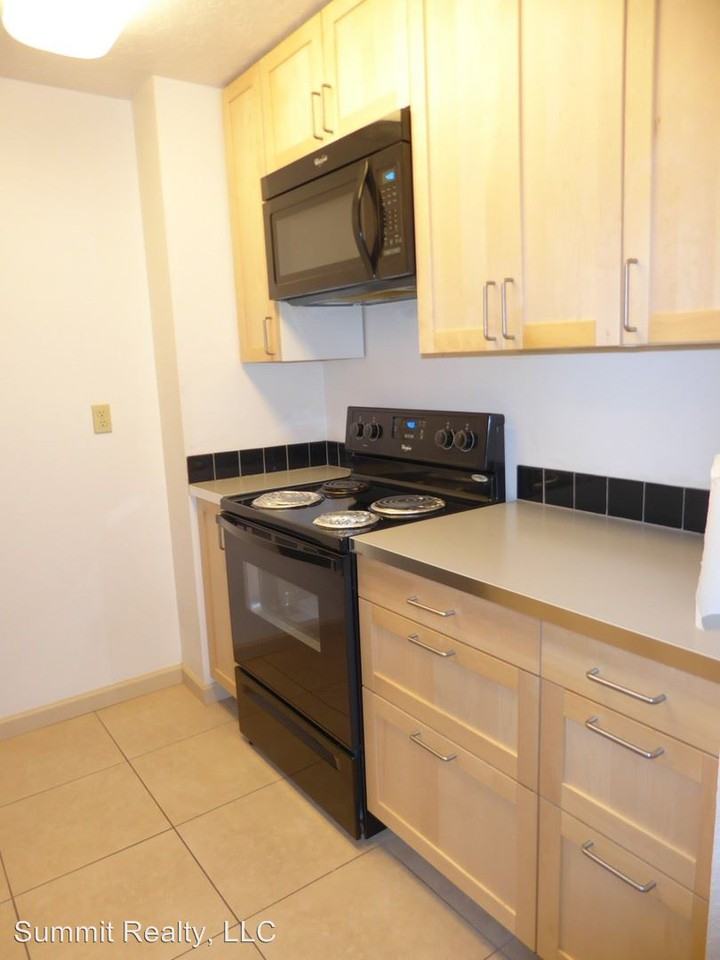 230 S Franklin St - Photo 3 of 10