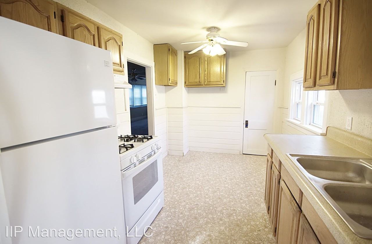 1051 Center Rd - Photo 3 of 8