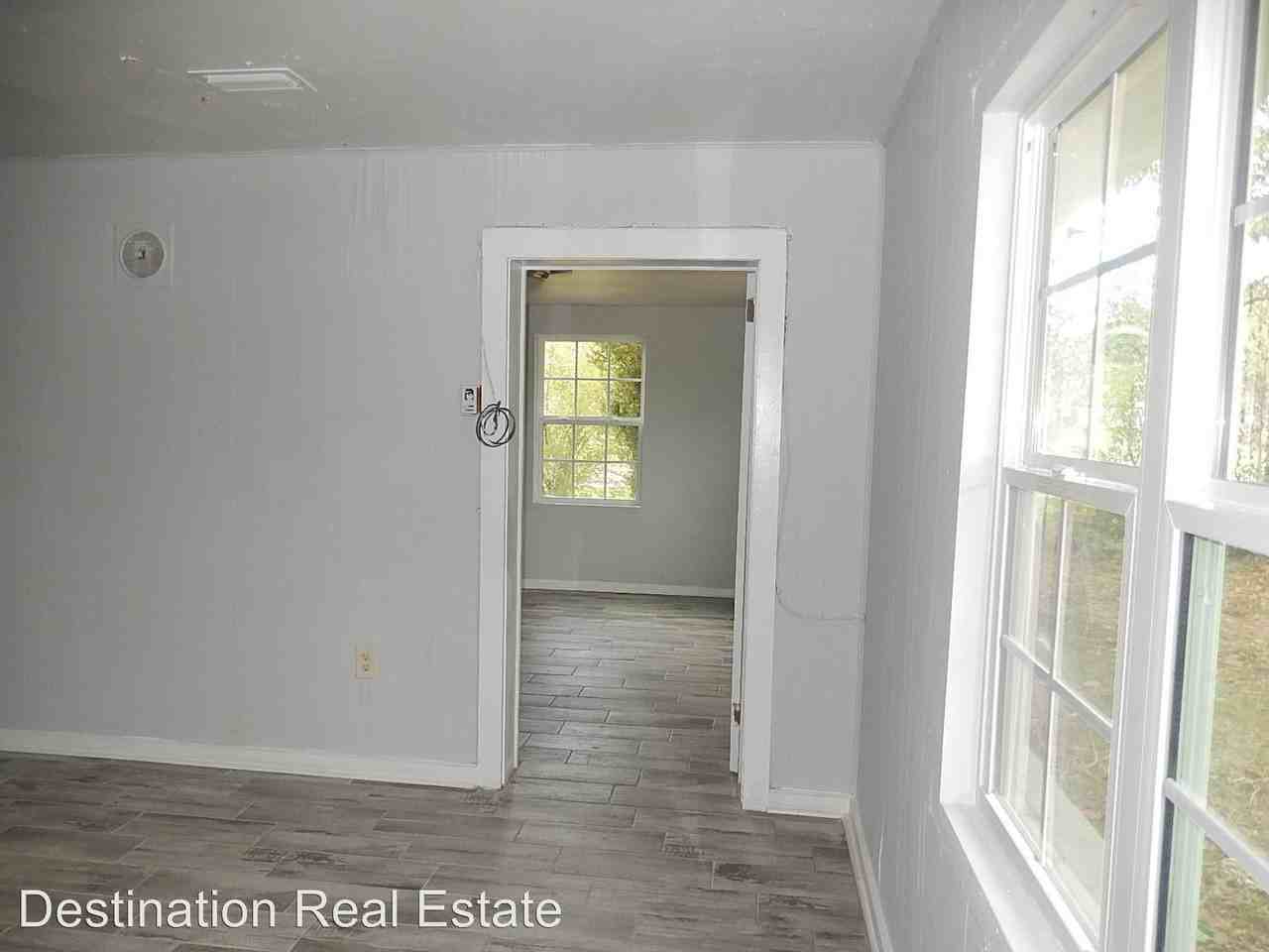 370 Broad Ave - Photo 2 of 15