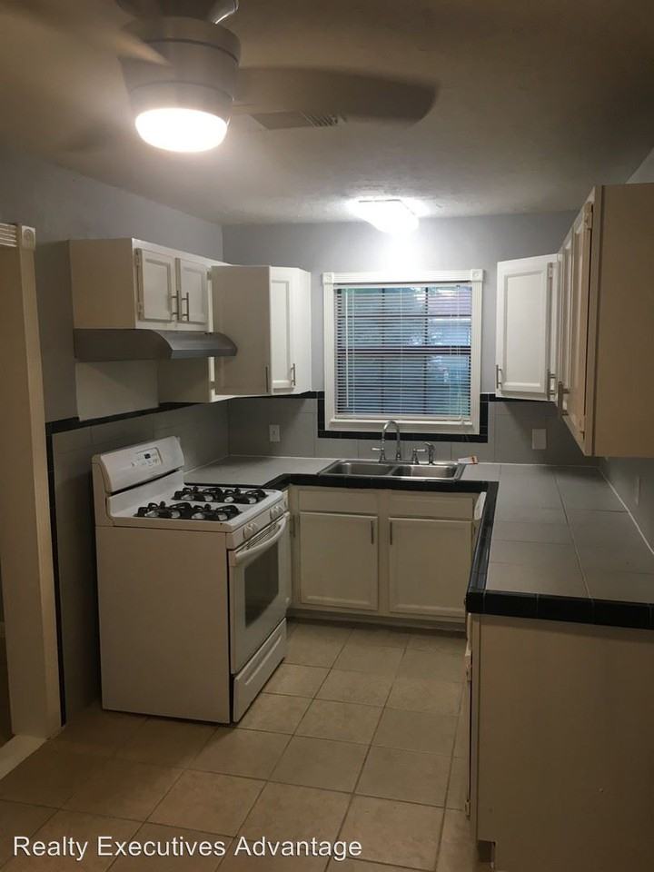 420 Robbie St - Photo 3 of 20