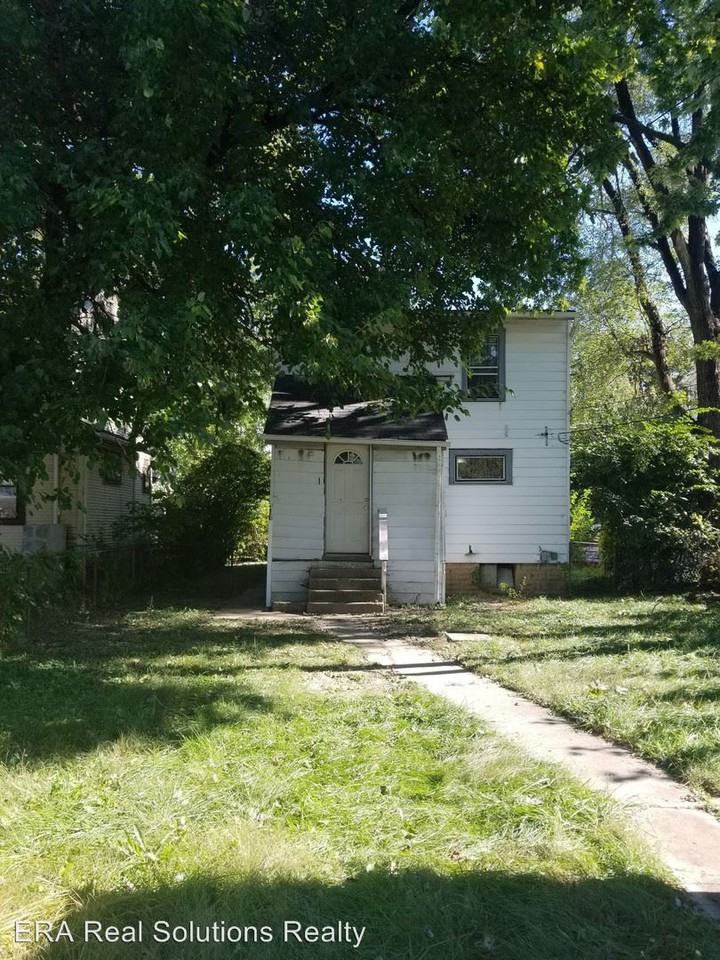 615 S Oakley Ave - Photo 2 of 10