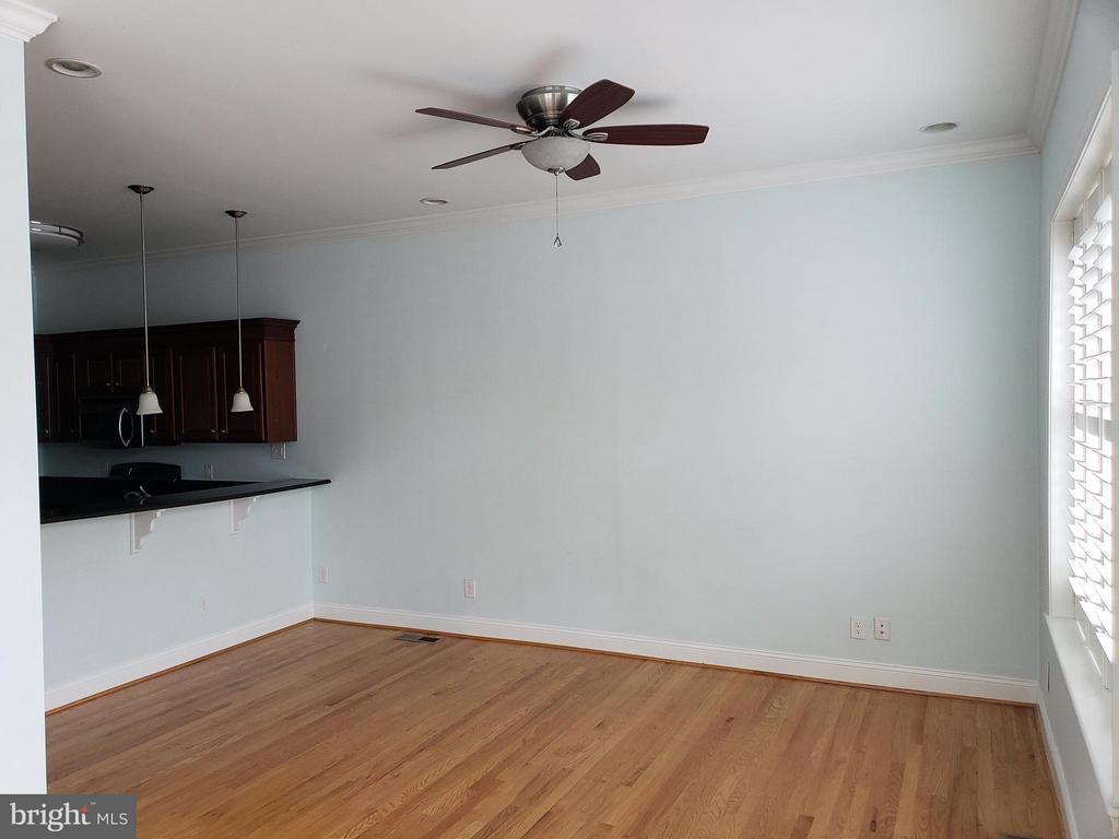 921 Cameron St - Photo 3 of 20