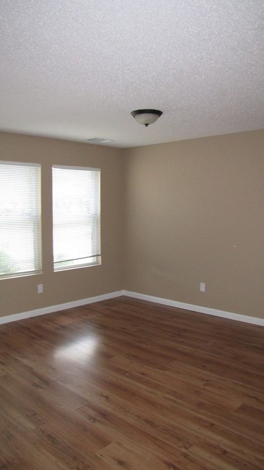 556 Linacre Dr - Photo 3 of 21