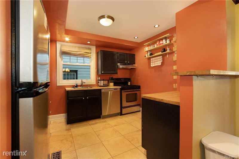 327 Lathrop St - Photo 2 of 32