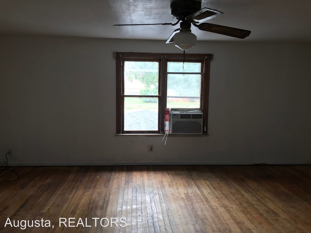 301 Oak Street - Photo 2 of 15