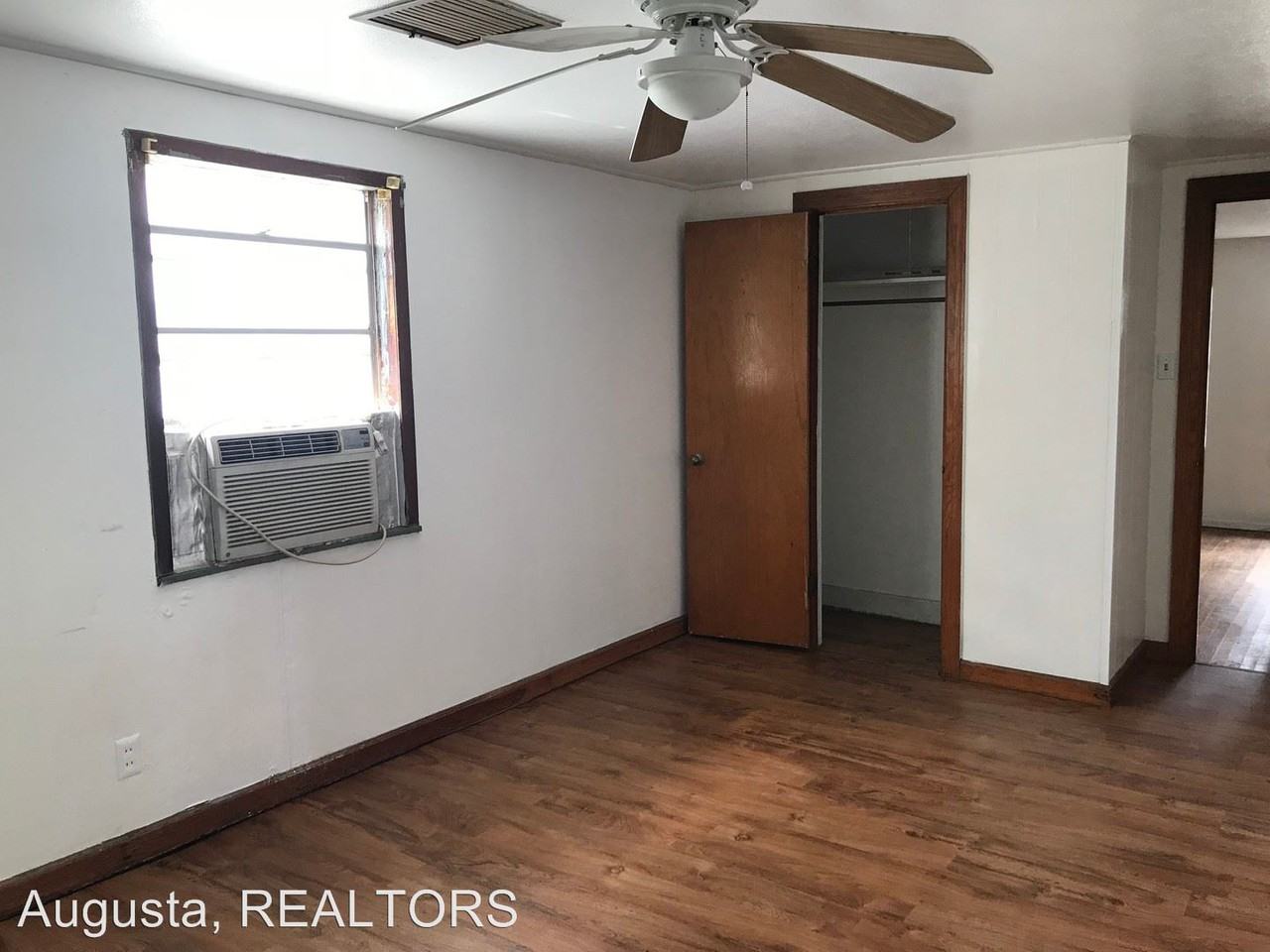 301 Oak Street - Photo 3 of 15