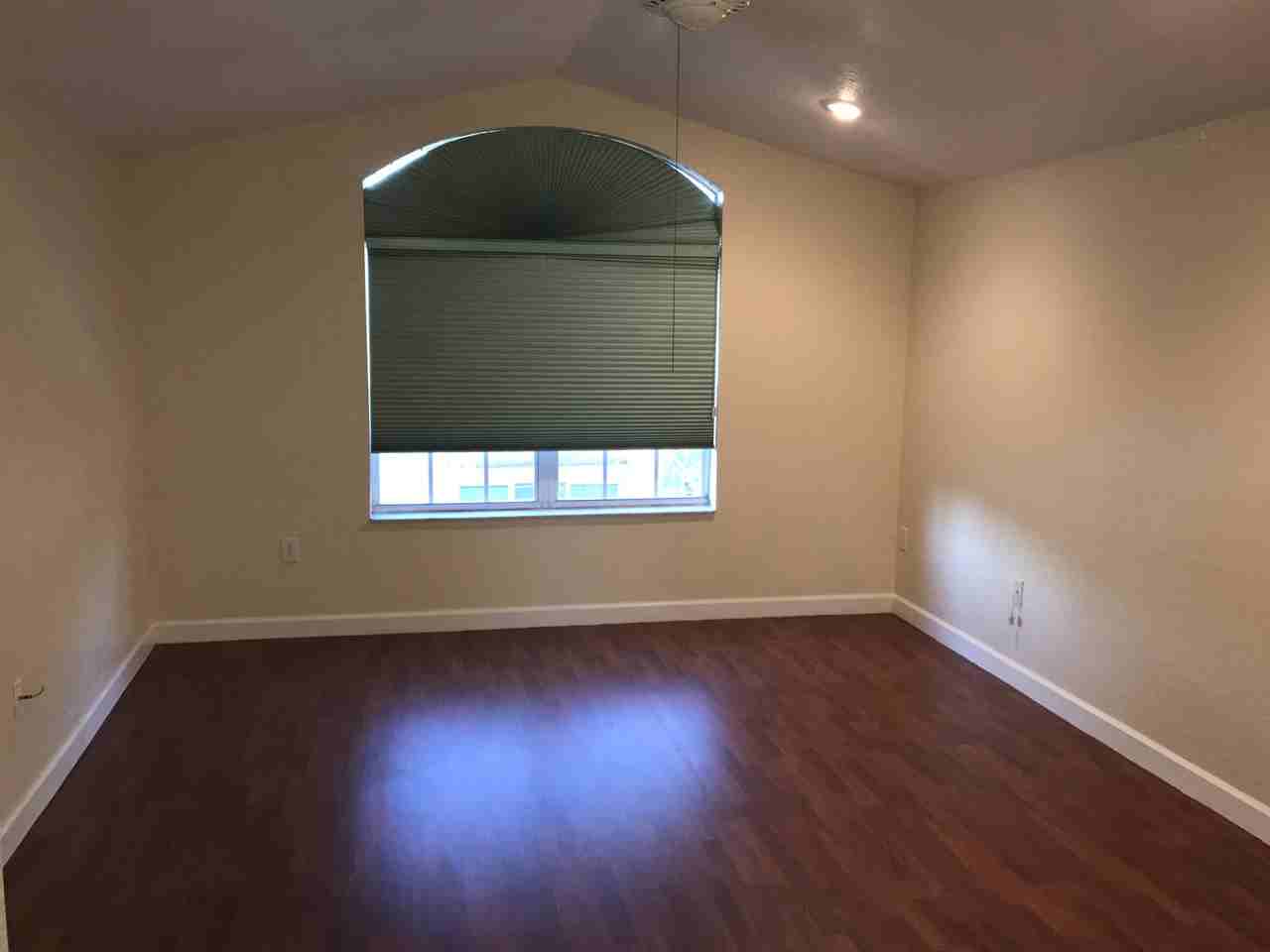 LENNOX ISLES - Photo 2 of 10