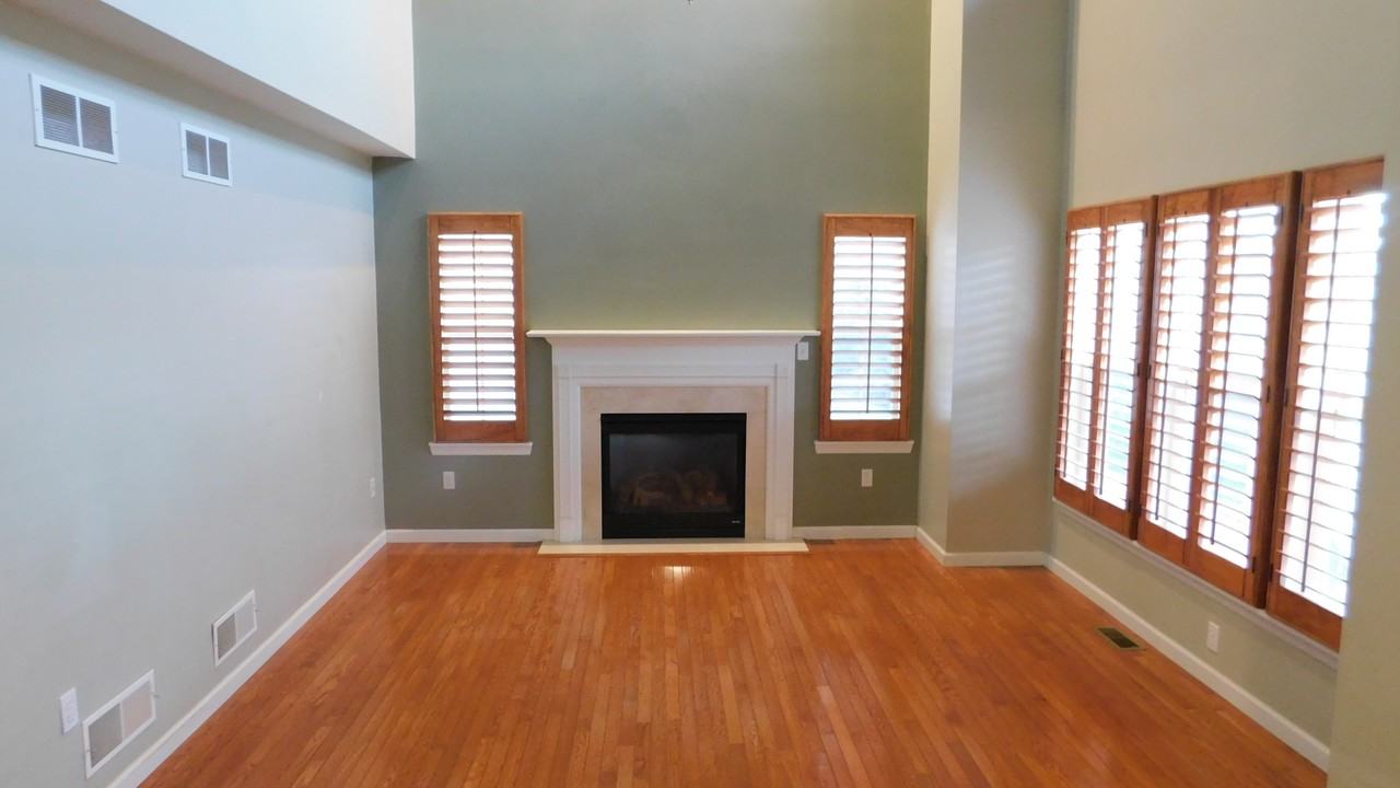 154 Oakbrook Cir - Photo 2 of 13
