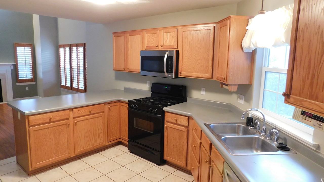 154 Oakbrook Cir - Photo 3 of 13