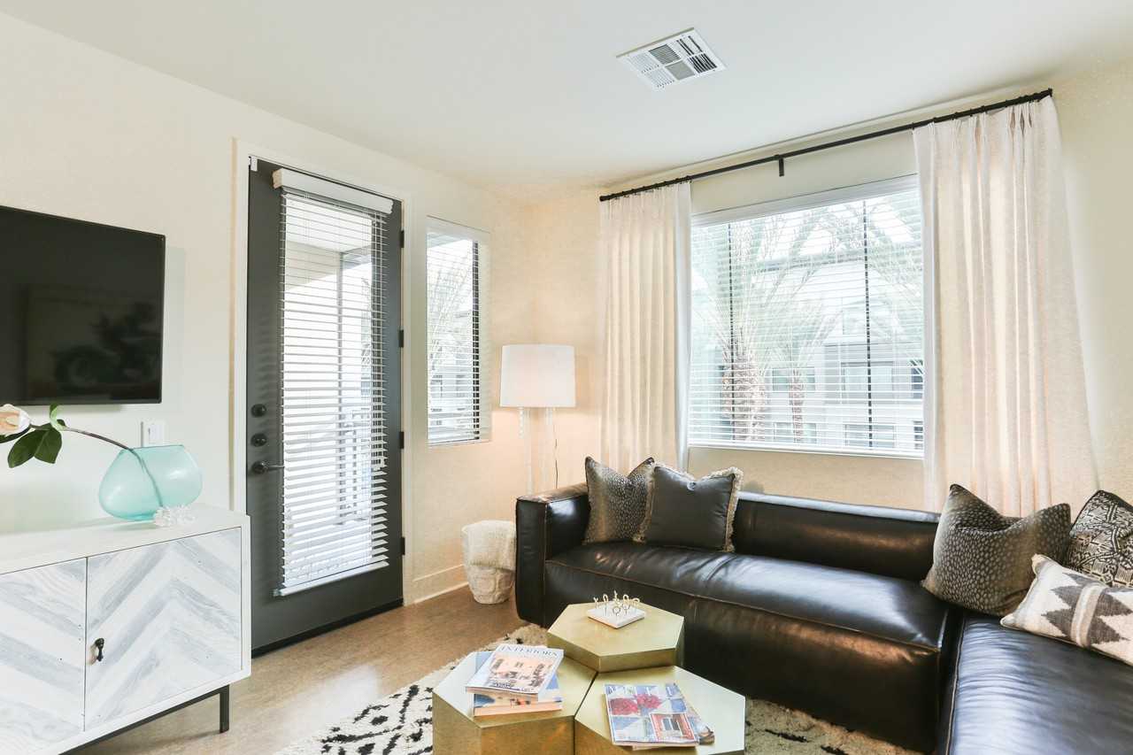 Avant Fashion Center - Photo 4 of 50