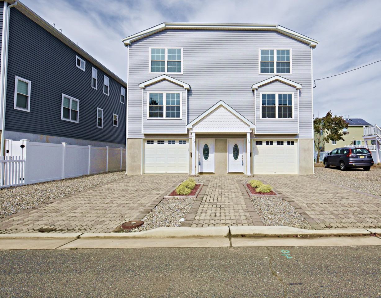 705 Bayview Ave - Photo 2 of 33