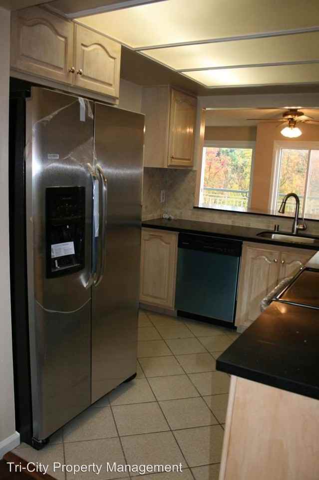 25087 Oakridge Ct - Photo 3 of 12