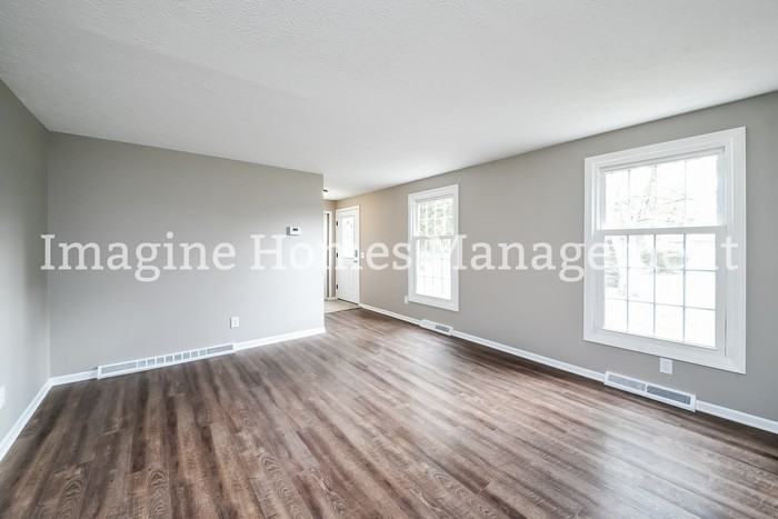 1611 Sapphire Dr - Photo 2 of 10