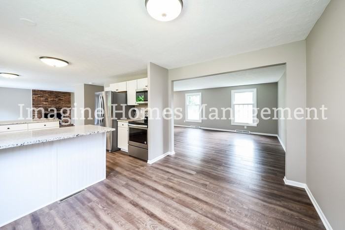 1611 Sapphire Dr - Photo 3 of 10